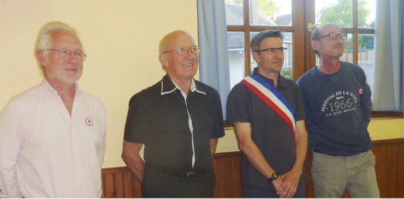 de gauche à droite vous verrez : Jean LEDDET deuxième adjoint, Patrice TERPREAU maire sortant, Stéphane GOUÉ maire nouvellement élu et Stanislas CLOUET D'ORVAL premier adjoint.