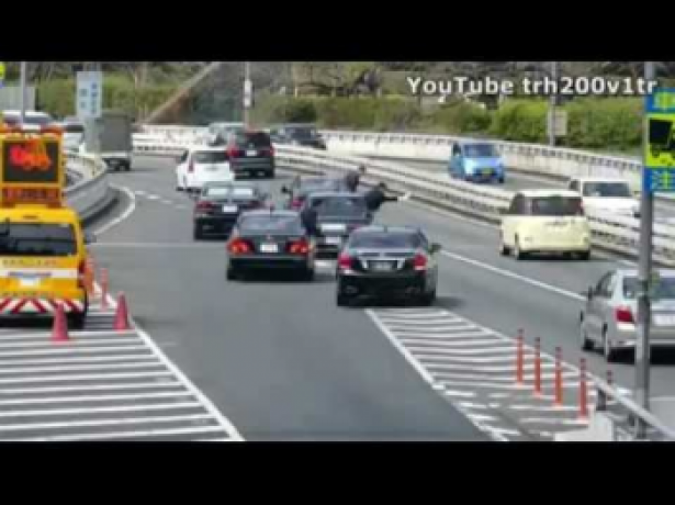 Así circula la comitiva del primer ministro japonés Shinzō Abe por las calles de Japón (Vídeo)