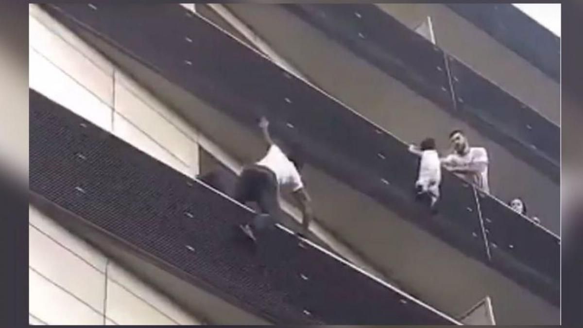 La escenificación: ¿Qué hay detrás del Spider-Man de Mali que salvó al niño Rafaël en París?