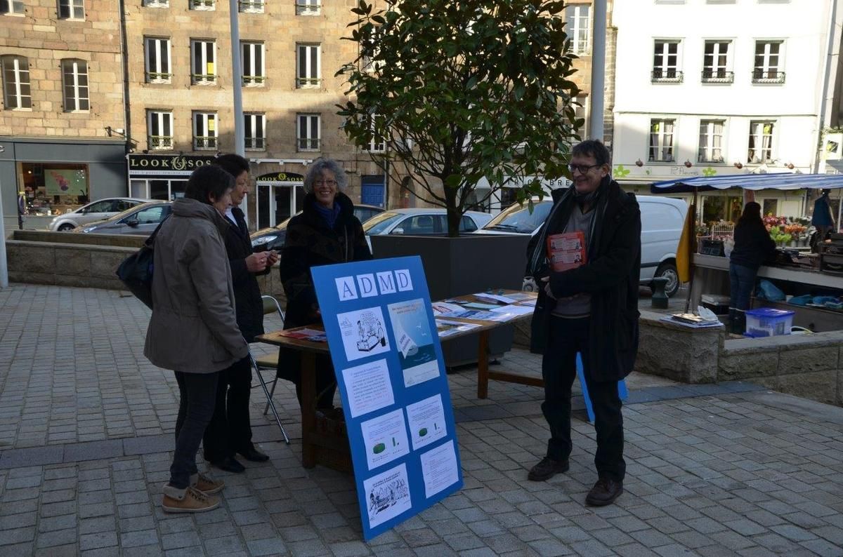 Départementales: les militants du Front de Gauche sur le marché de Morlaix ce samedi 7 mars