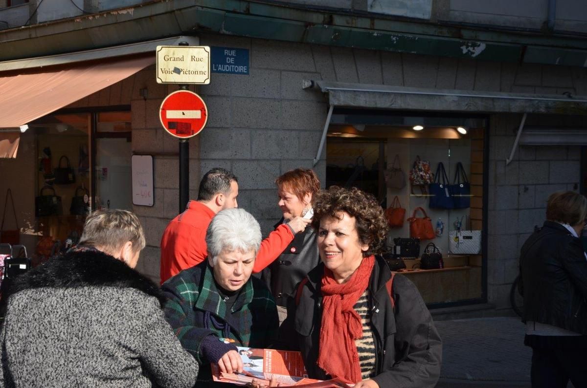 Départementales: les militants du Front de Gauche sur le marché de Morlaix ce samedi 7 mars
