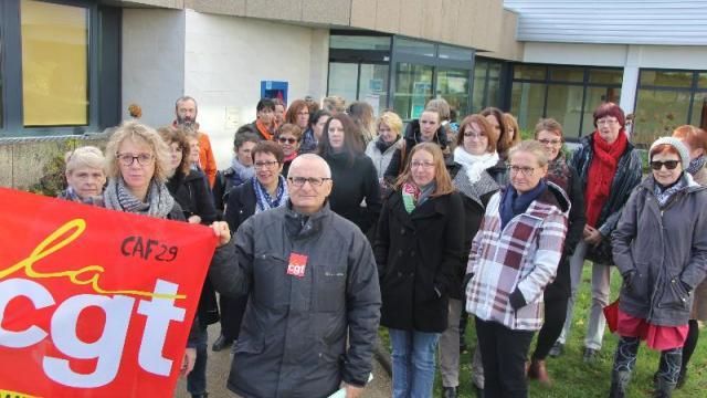 Quimper: une quarantaine de salariés de la CAF manifestent (Ouest-France, 22 juin 2016)