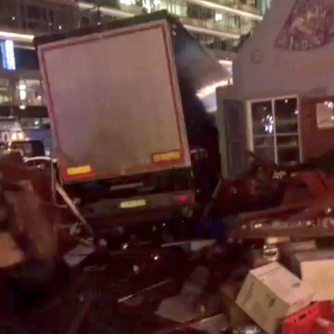 Berlin: un camion fonce sur les clients d'un marché de Noël (L'Humanité, 19 décembre)