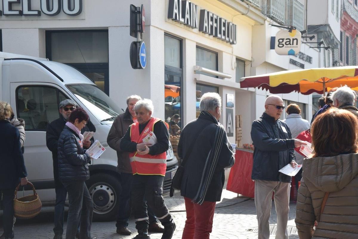 Les militants de la CGT Retraités présents sur le marché de Morlaix le samedi 25 mars (photos Pierre-Yvon Boisnard)