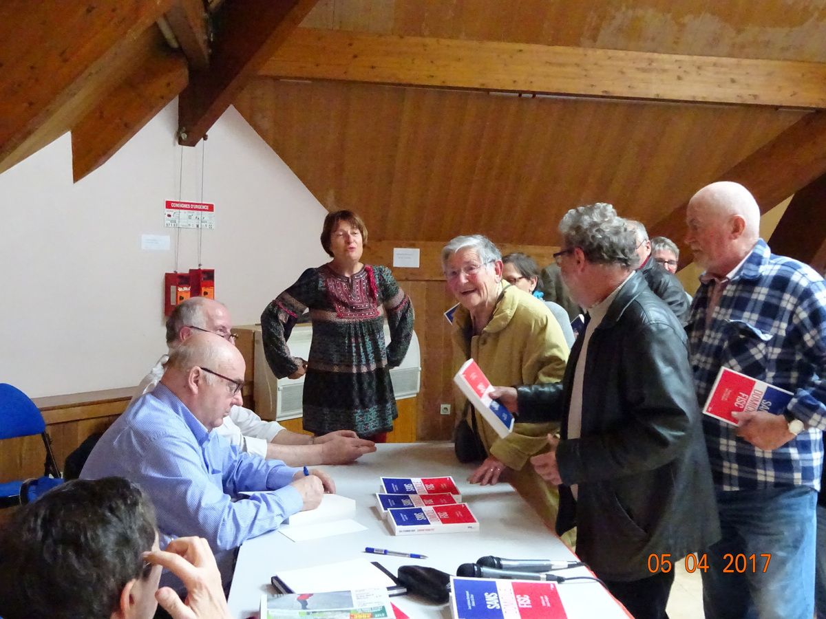 Yvette Strullu faisant dédicacer son livre contre l'évasion fiscale avec Alain et Eric Bocquet à Quimper le 5 avril 2017 (photo Piero Rainero) 