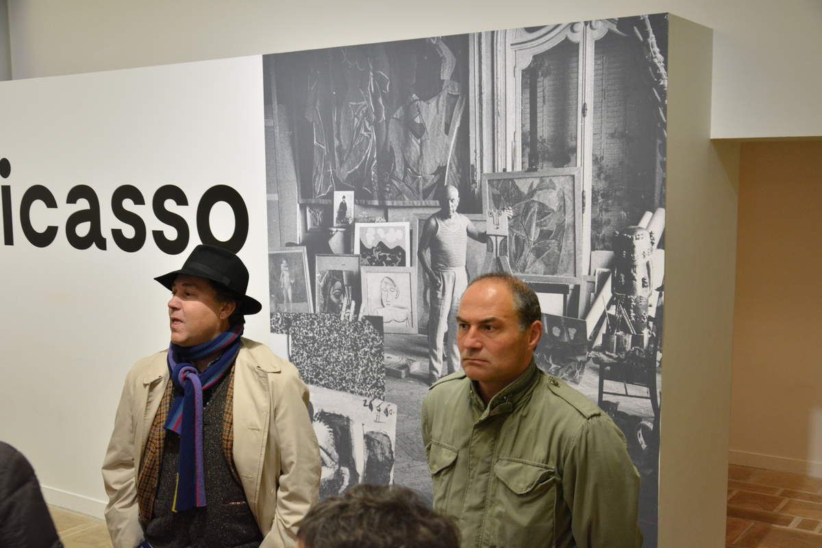 Renaud Faroux, critique d'art, participant à la visite guidée avec les adhérents du PCF, avant de faire sa conférence à la salle Toul an Gok, ici avec Erwan Rivoalan