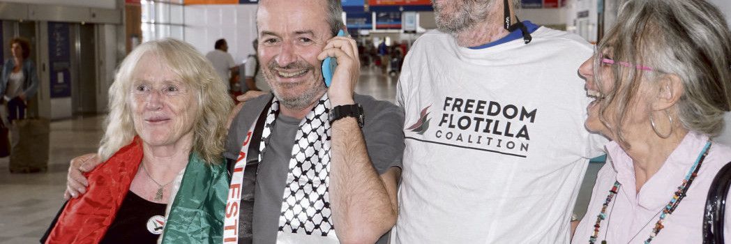 Pascal Maurieras (deuxième à gauche, avec Claude Léostic, présidente de la plateforme des ONG pour la Palestine à sa droite) est arrivé hier à l’aéroport de Roissy. Sylvain Goldstein/CGT