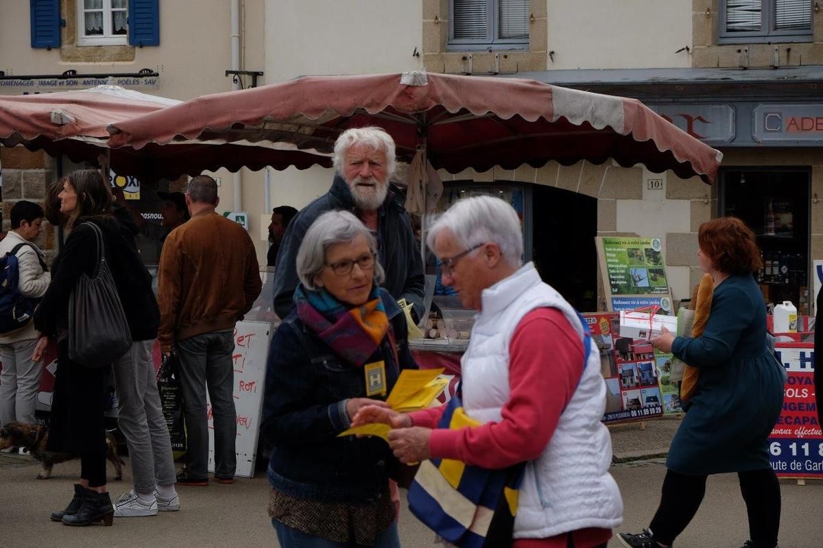 Comité de soutien du centre hospitalier du pays de Morlaix sur le marché de Plougasnou, mardi 23 avril 2019 - photo Pierre-Yvon Boisnard