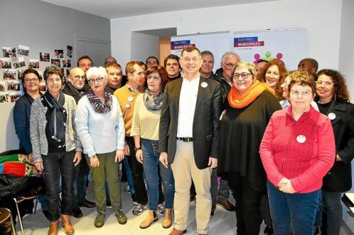 Une partie de l’équipe de Morlaix Ensemble entourant Jean-Paul Vermot, tête de liste. (Le Télégramme/Cécile Renouard)