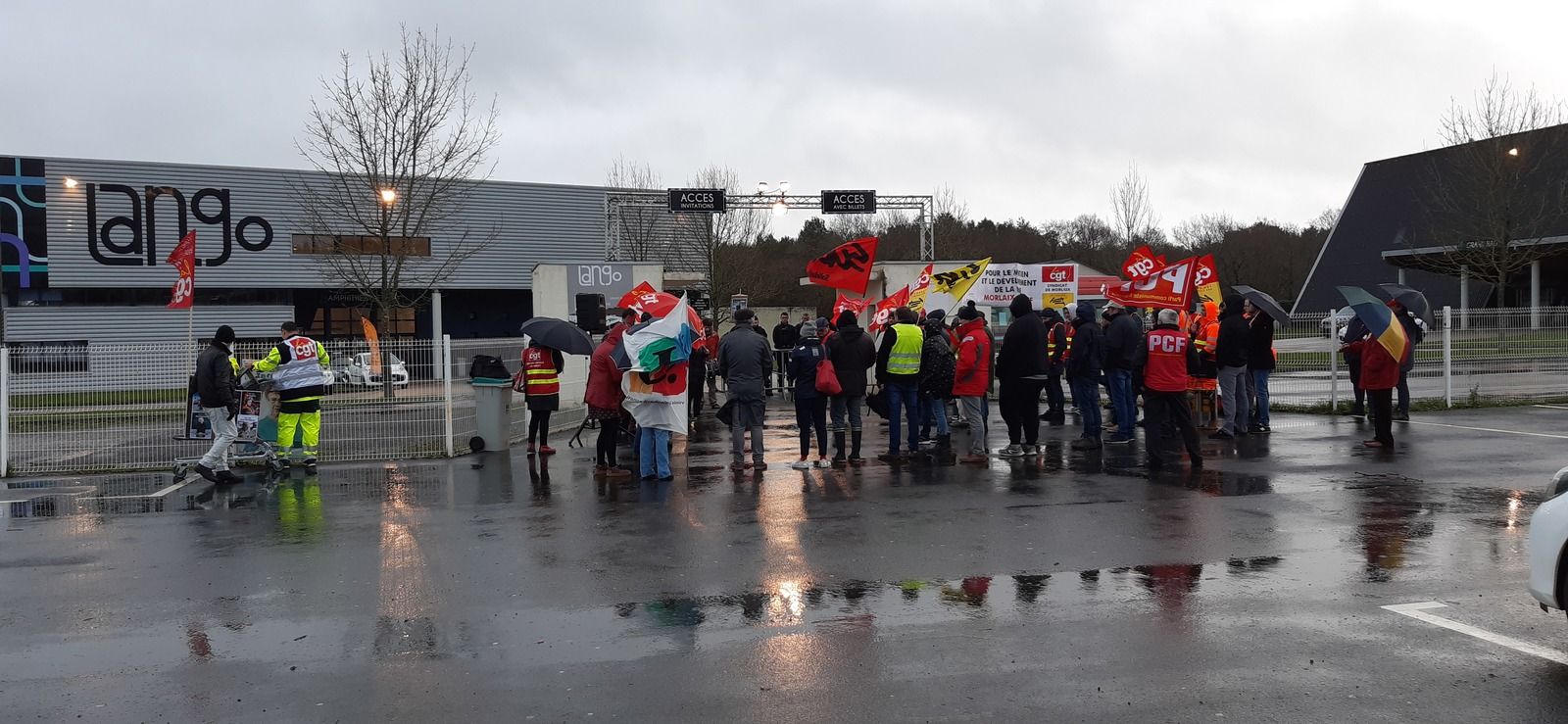 Mobilisation pour défendre nos retraites - Action du mardi 14 janvier à Morlaix à Langolvas - Photos de Jean-Luc Le Calvez