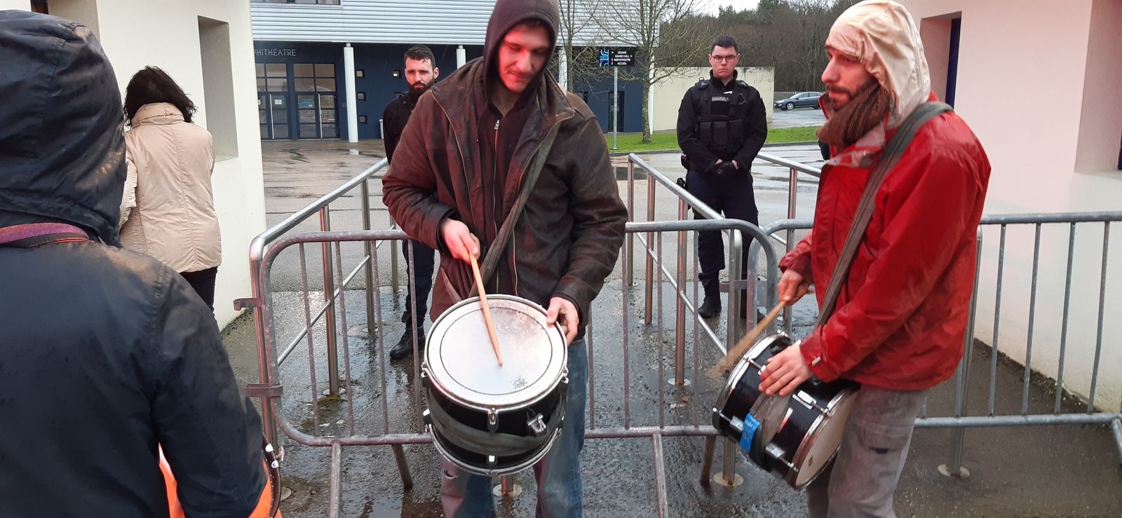 Mobilisation pour défendre nos retraites - Action du mardi 14 janvier à Morlaix à Langolvas - Photos de Jean-Luc Le Calvez