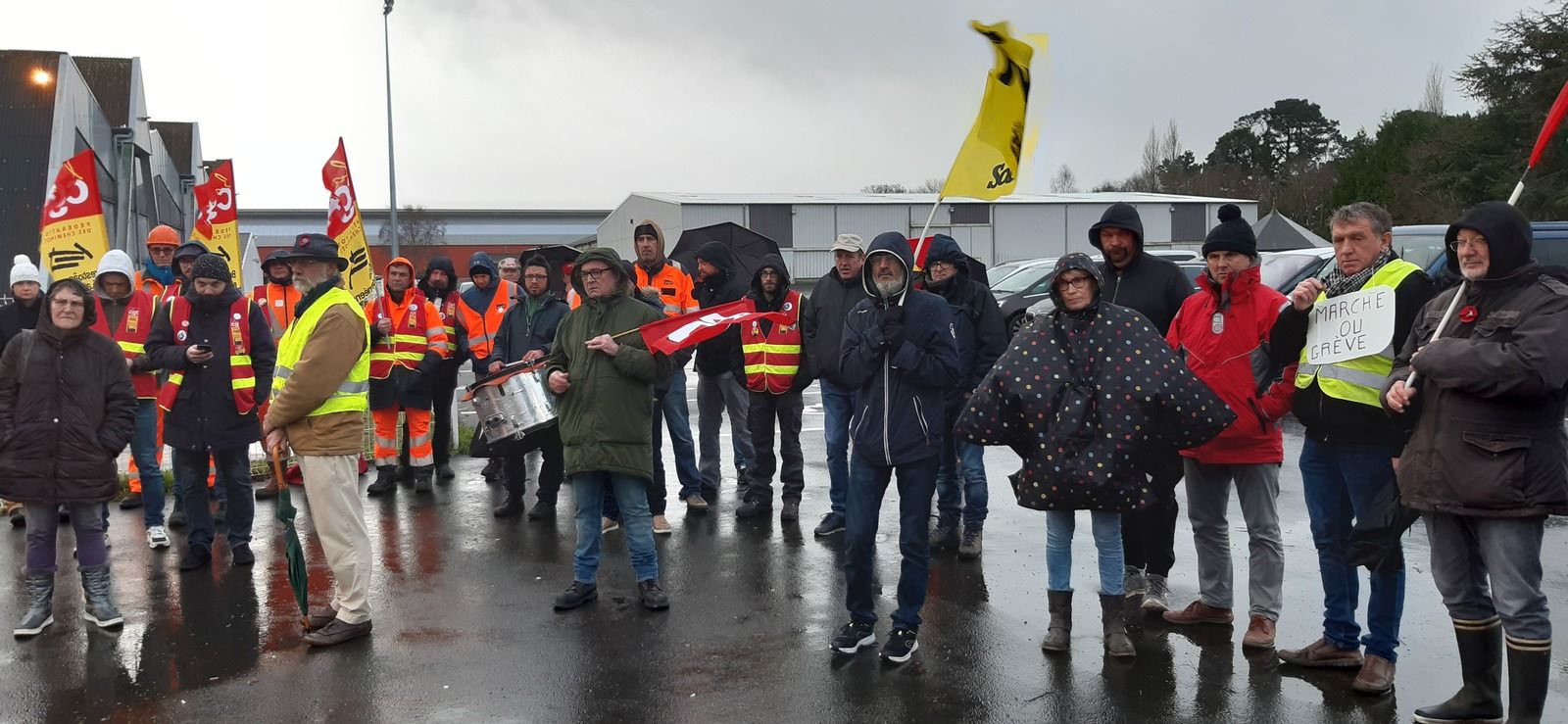 Mobilisation pour défendre nos retraites - Action du mardi 14 janvier à Morlaix à Langolvas - Photos de Jean-Luc Le Calvez