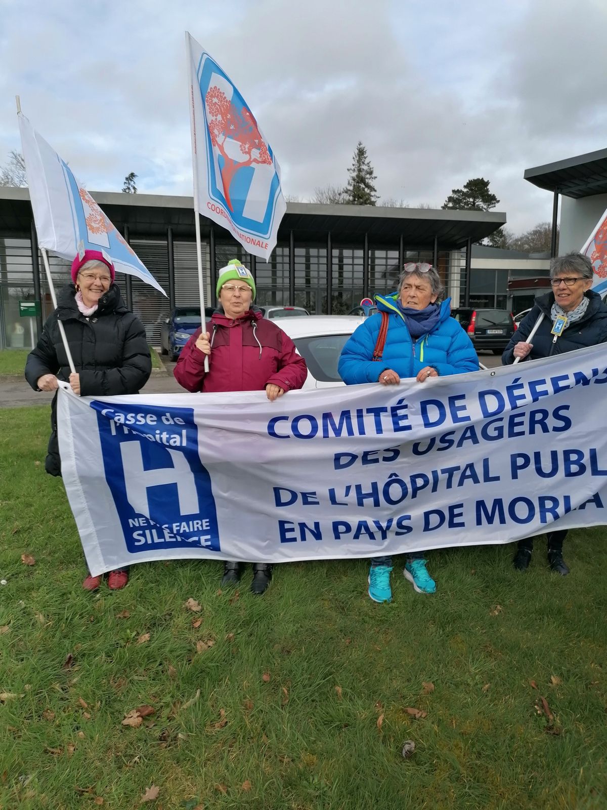 Casse de l'hôpital, fermeture des Mésanges - Le comité de défense de l'hôpital de Morlaix et la CGT manifestaient à Plougonven vendredi 14 février. 