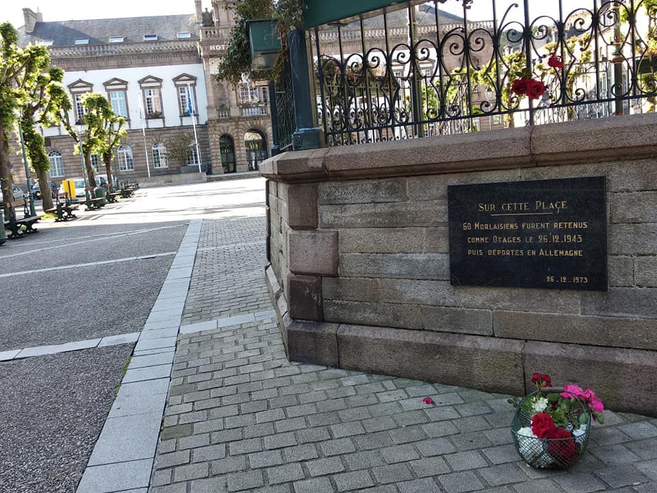 Plaque commémorative aux 60 otages Morlaisiens à la base du kiosque à musique, sur l'ancienne place Thiers de Morlaix, devenue place des Otages devant la mairie