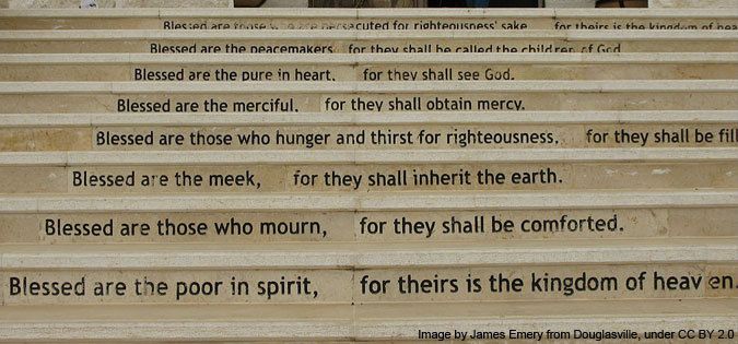 Les béatitudes sur les marches de l'église MEEI, par James Emery de Douglasville (USA) under CC BY 2.0.