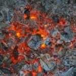 feu sur lequel on a soufflé et les braises sont à nouveau rouges