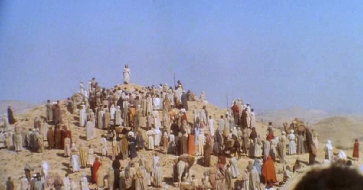 Jésus parle et enseigne la foule qui l'écoute