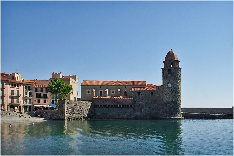 Collioure - plage des Pêcheurs et église Notre Dame des Anges