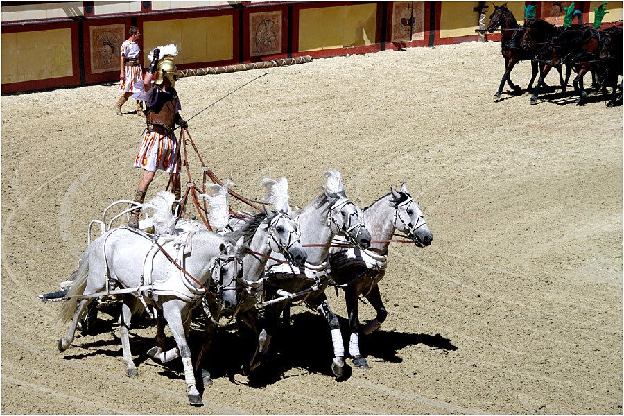 Le Puy du Fou - le stadium Gallo-Romain - la course de chars