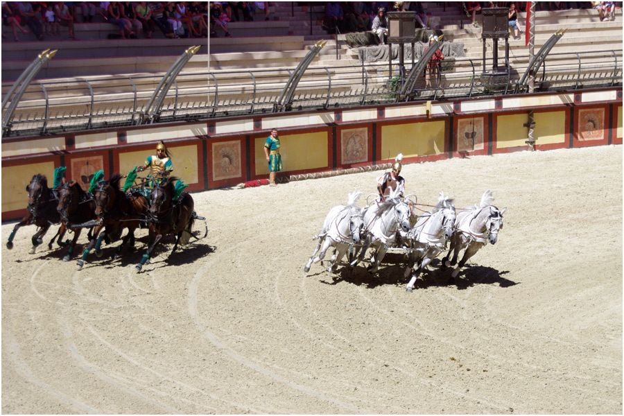 Le Puy du Fou - le stadium Gallo-Romain - la course de chars