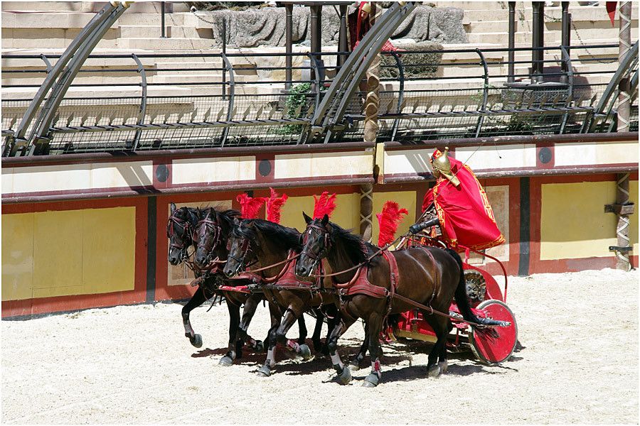 Le Puy du Fou - le stadium Gallo-Romain - la course de chars