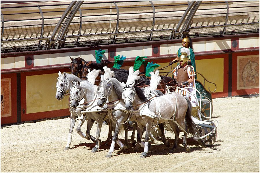 Le Puy du Fou - le stadium Gallo-Romain - la course de chars