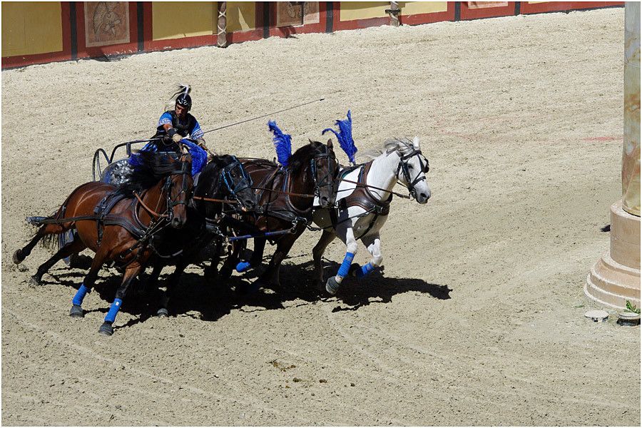 Le Puy du Fou - le stadium Gallo-Romain - la course de chars