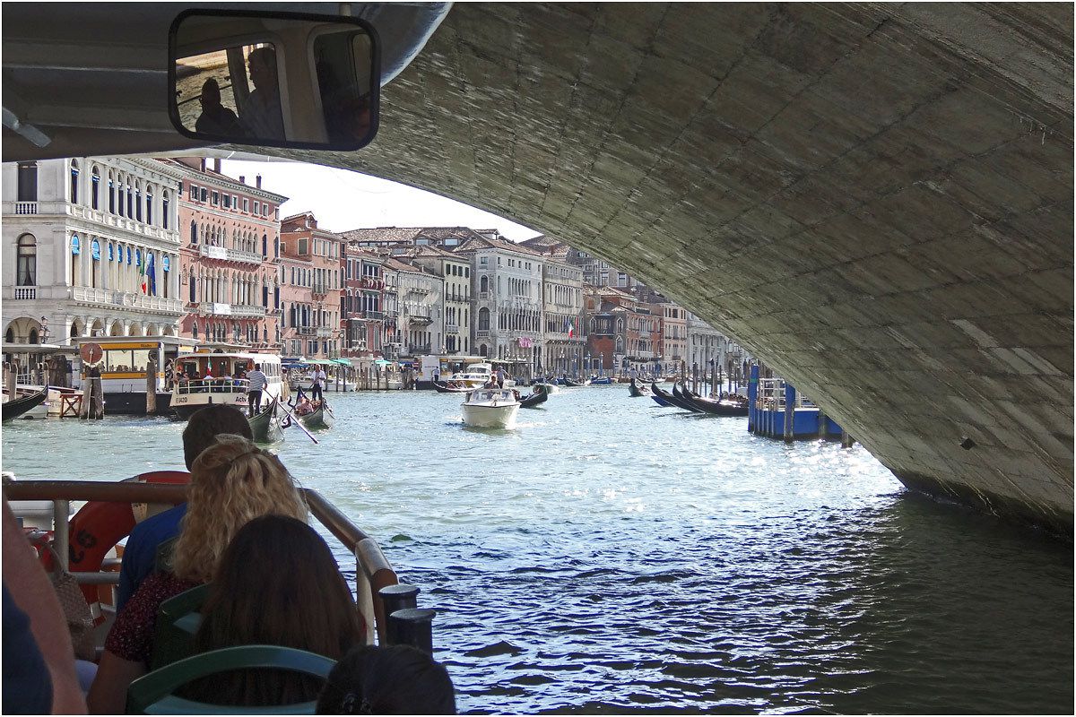 Venise - le Grand Canal - sous le pont du Rialto