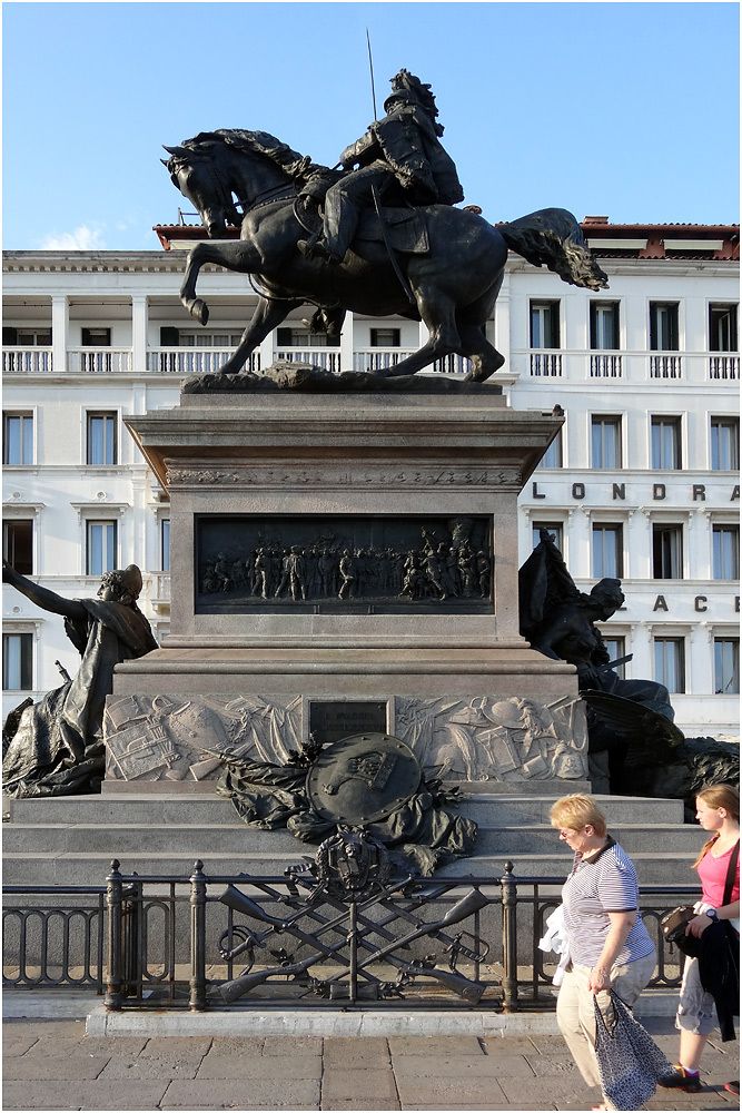 Venise - septembre 2013 - Riva Degli Schiavoni - statue de Victor Emmanuel II