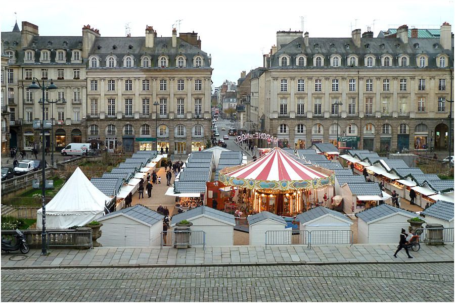 Parlement de Bretagne Rennes-  vue sur la place et la marché de Noël