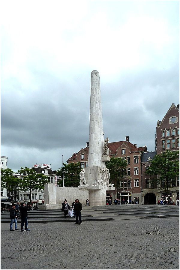 Amsterdam - la place Dam - le monument aux morts