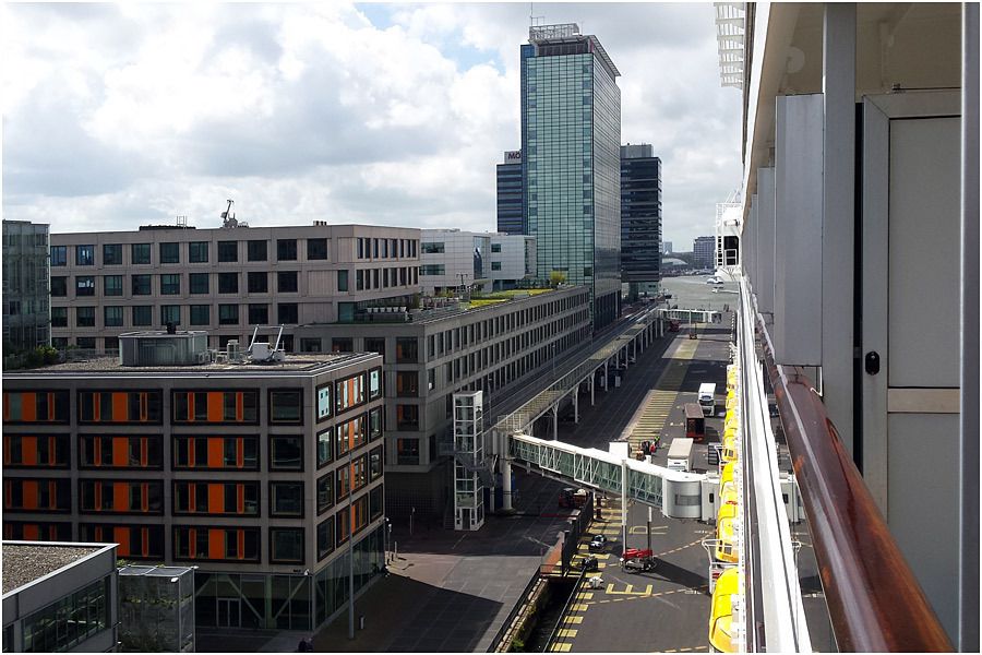 le "Costa Marina" à quai à Amsterdam