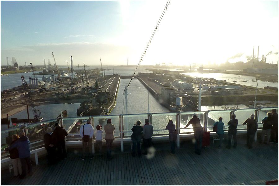 le Costa Magica sur le canal de la mer du Nord. Arrivée et passage de l'écluse à Ijmuiden. 