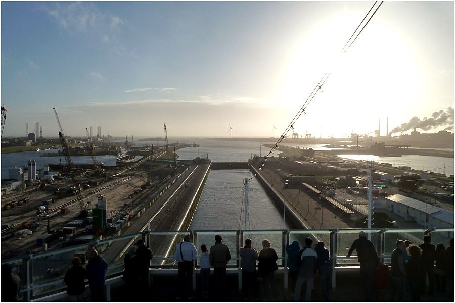 le Costa Magica sur le canal de la mer du Nord. Arrivée et passage de l'écluse à Ijmuiden. 