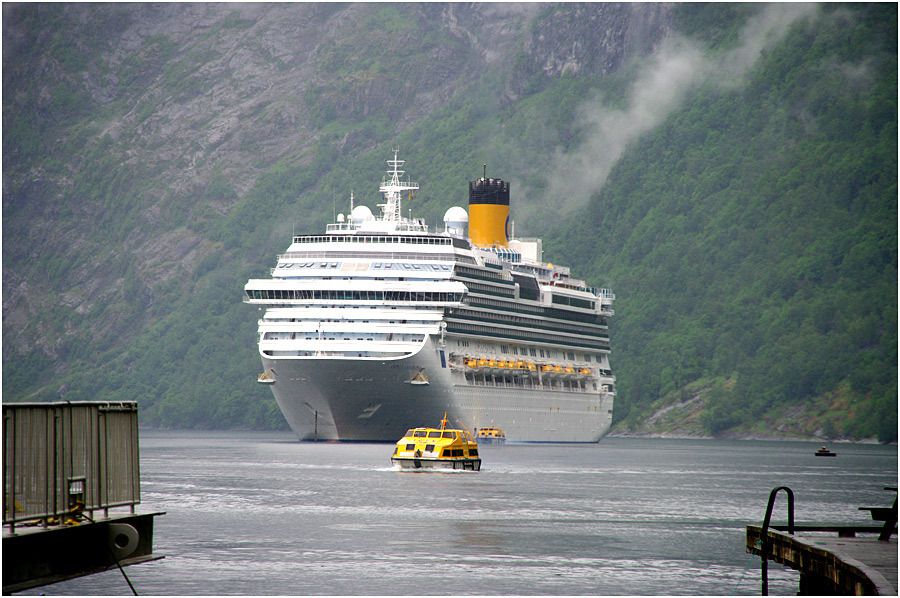 Costa Marina - Geiranger - le bateau au mouillage dans le fjord