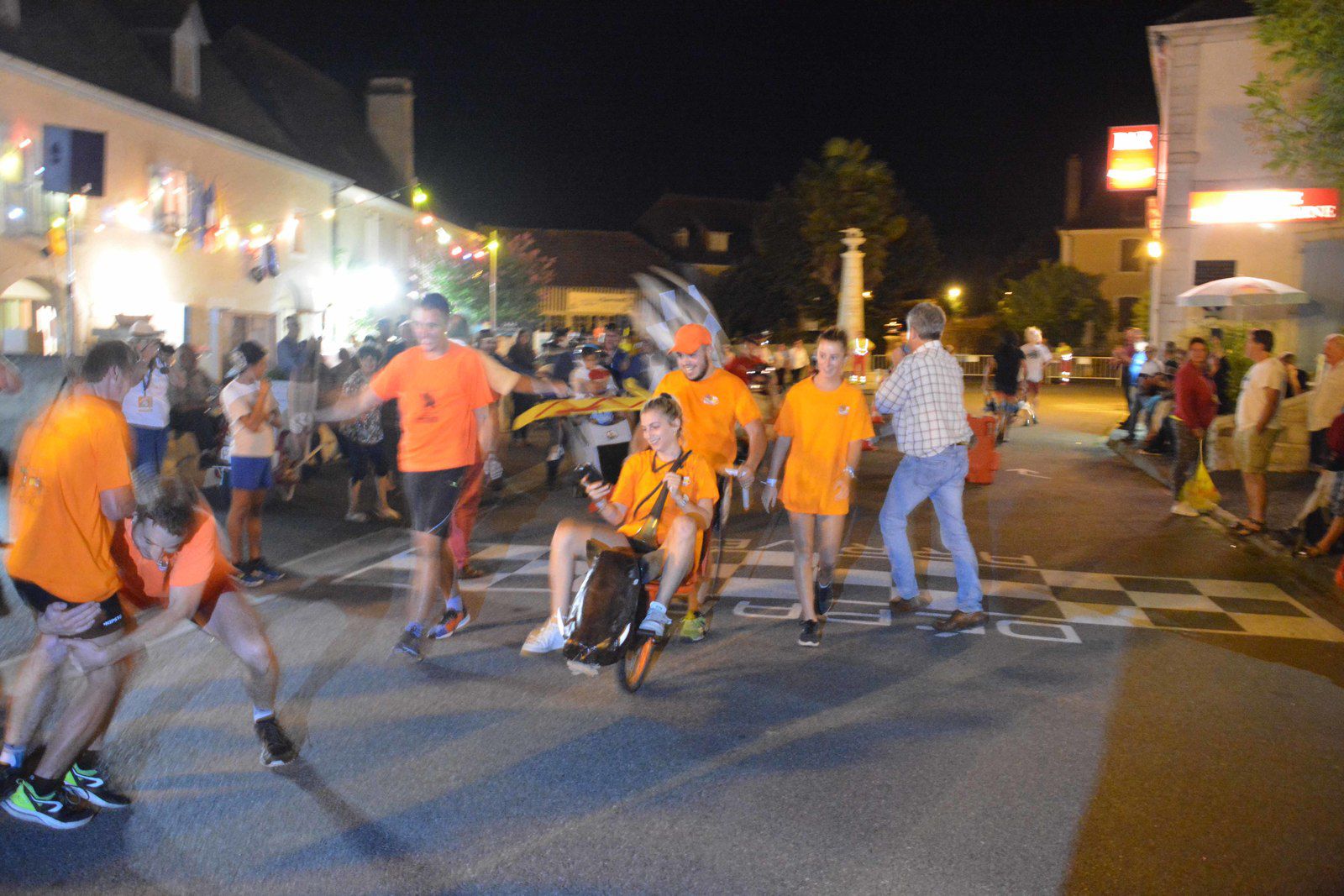 Le club des sages franchit la ligne en vainqueur : grand moment de liesse pour les maillots oranges !