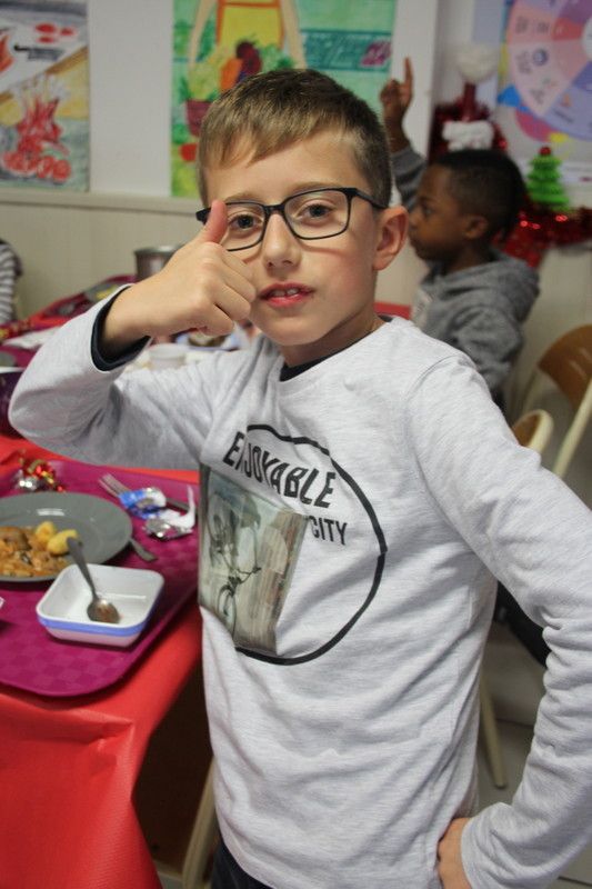 Album 19/20_déc_Repas de Noël à la cantine🎄