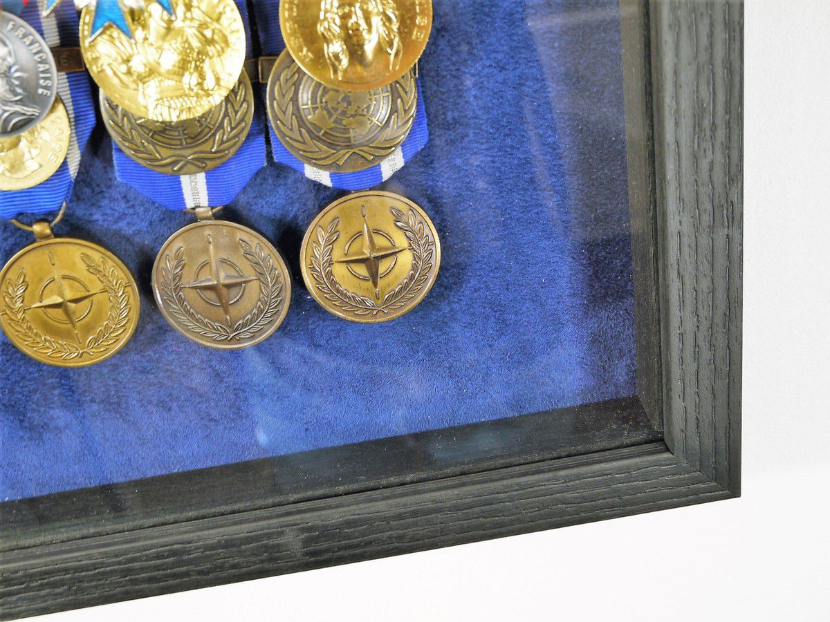 Cadre pour médailles, insignes, pièces, billets et diplômes - L'Atelier  d'Encadrement - Bailleul - Isabelle & Rebecca depuis 2002