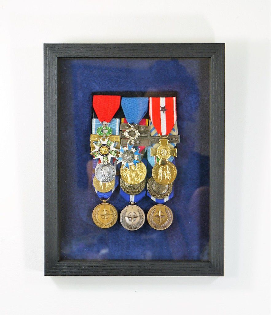 Cadre pour médailles, insignes, pièces, billets et diplômes - L'Atelier d' Encadrement - Bailleul - Isabelle & Rebecca depuis 2002