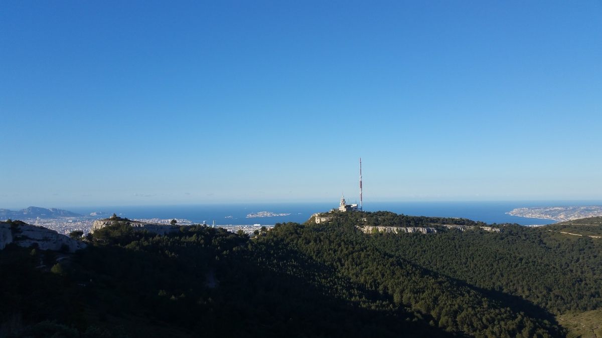 L'île du Frioul et le Château d'If vus du sommet du Massif de l'Etoile