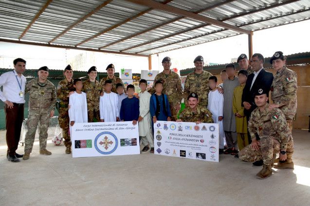 Afghanistan:militari italiani donano materiali a disabili e bambini dell'orfanotrofio