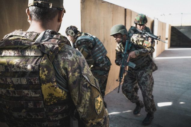 Afghanistan:militari italiani addestrano primo plotone esercito afgano combattimento alta quota