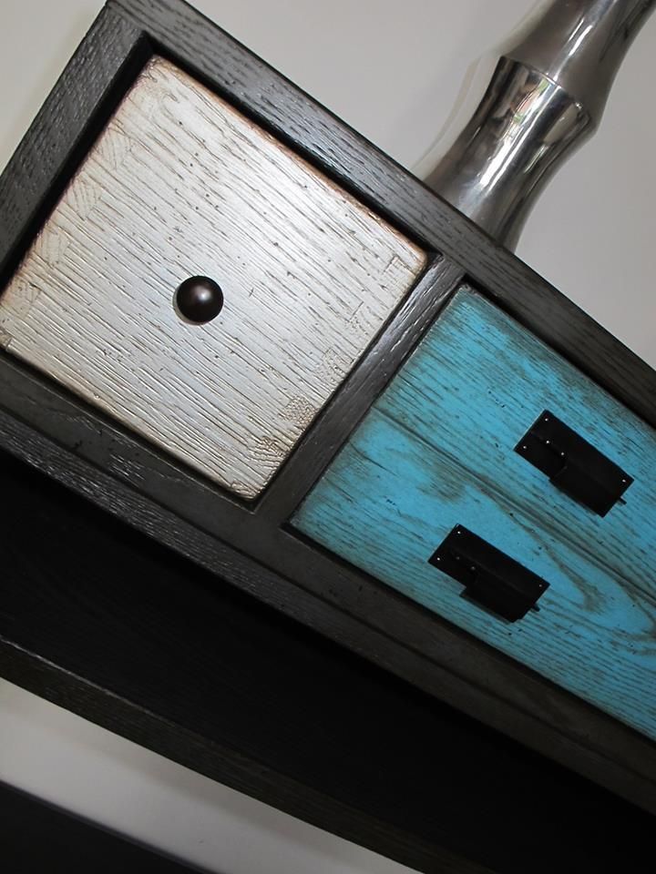 glacis bleu sur meuble