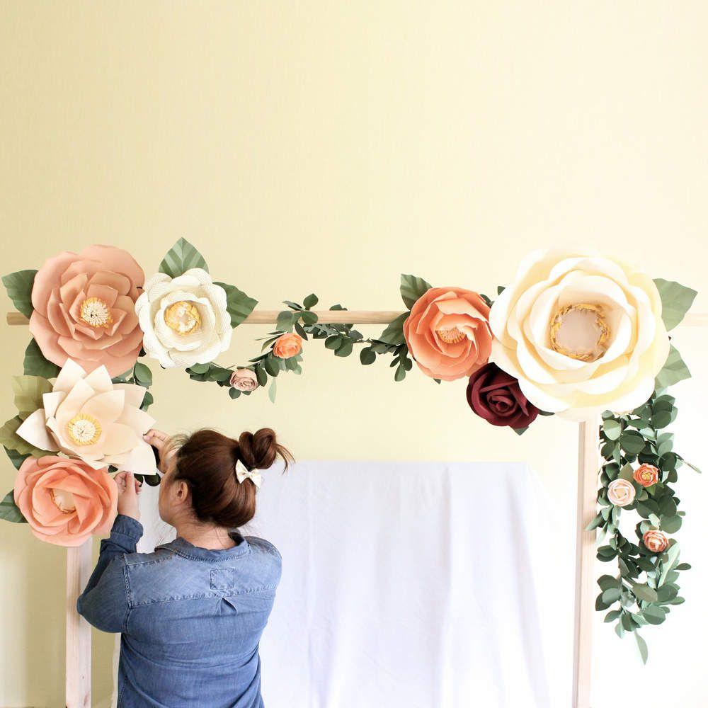 fleurs en papier pour décorer arche mariage
