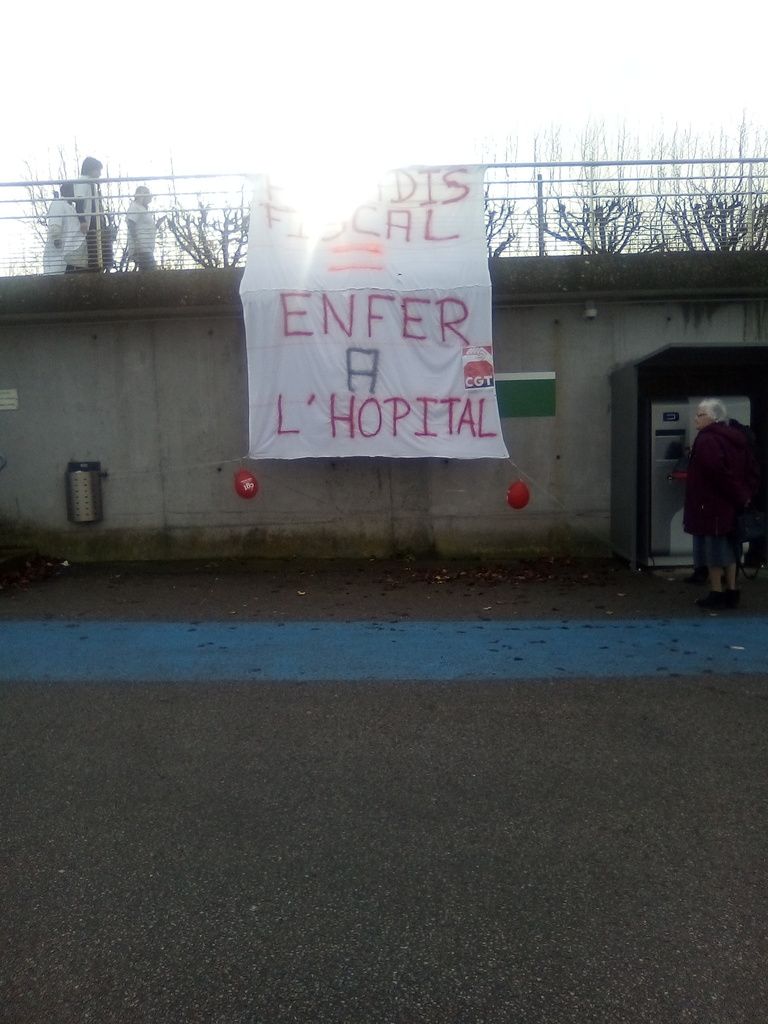 Parvis de l'Hôpital de Mantes-la-Jolie