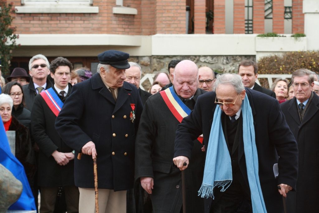Issy-les-Moulineaux – 21 Février 2010 – Inauguration de la place Missak Manouchian. André Santini est entouré d’Arsène Tchakarian (à gauche) et d’Henry Karayan (à droite).