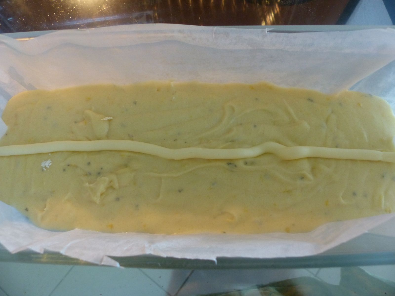 Première photo le fameux "boudin" de beurre au milieu...Vous ne verrez le cake cuit qu'en morceaux, prêts pour la distribution... j'ai oublié de le prendre entier !
