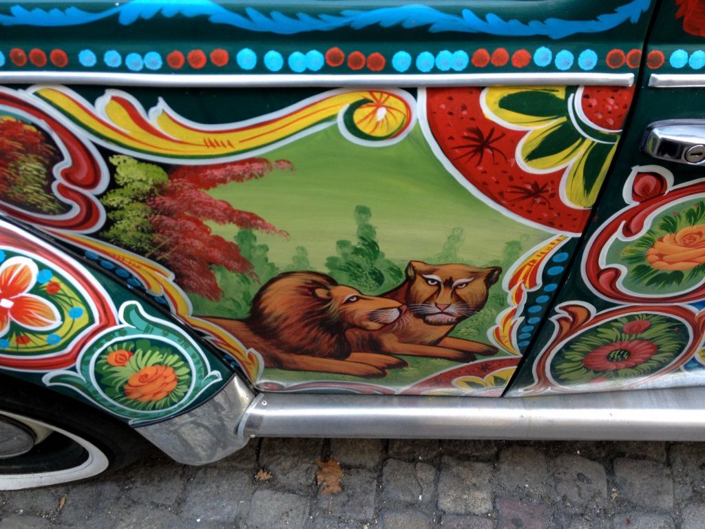 COCCINELLE peinte art truck pakistanais