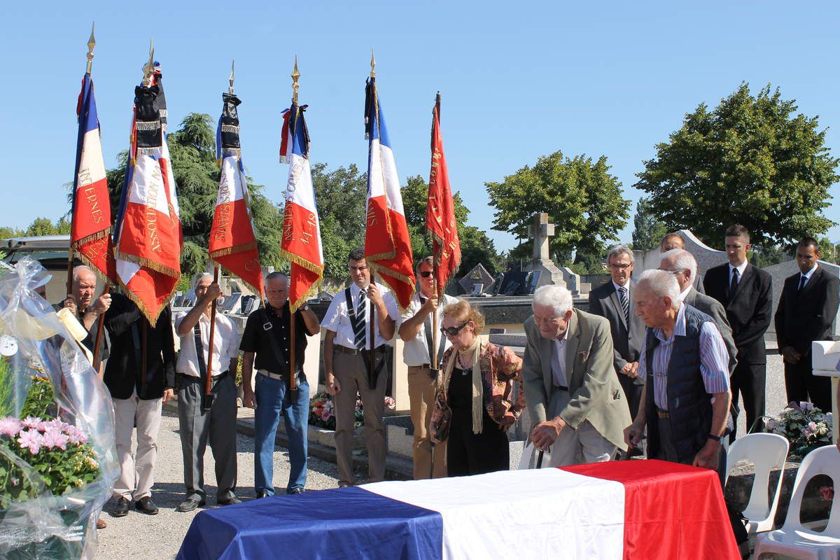 De droite à gauche, Albert Cordola (résistant-déporté à Dachau), Sylvain Meyer (résistant),  Aline Agnel, Roger Martin porte le drapeau de la section. Derrière Albert Cordola, Pierre Orinier (résistant, survivant du massacre de Barbarenque)