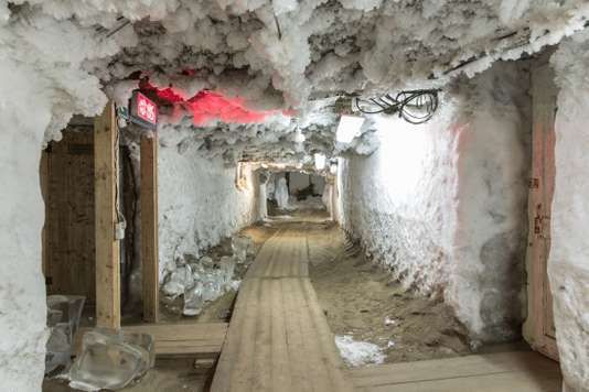 À 12 mètres de profondeur, une galerie a été creusée sous l’Institut Melnakov, à Iakoutsk, pour observer in situ le permafrost. PAOLO VERZONE / AGENCE VU POUR LE MONDE